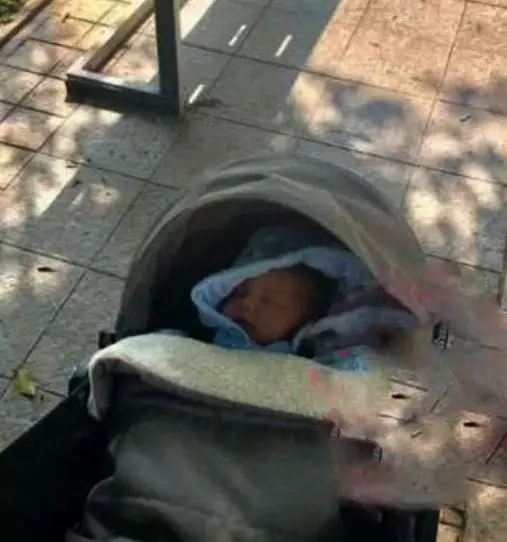 李亞男帶女兒出門玩,粉絲看到跟王祖藍一對比,全都放心了!