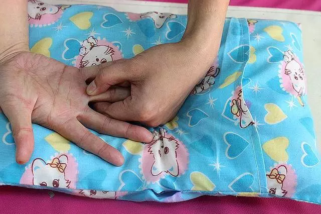 胸悶氣短、心痛心慌、有心髒病的人,每天按刮手指,心臟越來越好
