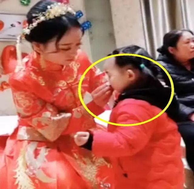 媽媽再婚,出嫁時跟四歲女兒分別的畫面,看得人潸然淚下