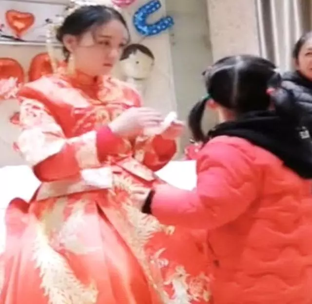 媽媽再婚,出嫁時跟四歲女兒分別的畫面,看得人潸然淚下