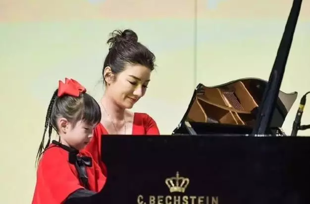 離婚2次獨自帶女兒生活,前夫隔三差五蹭熱度,女兒出場打臉前夫