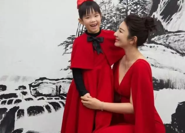 離婚2次獨自帶女兒生活,前夫隔三差五蹭熱度,女兒出場打臉前夫