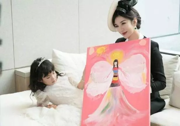 離婚2次獨自帶女兒生活,前夫隔三差五蹭熱度,女兒出場打臉前夫