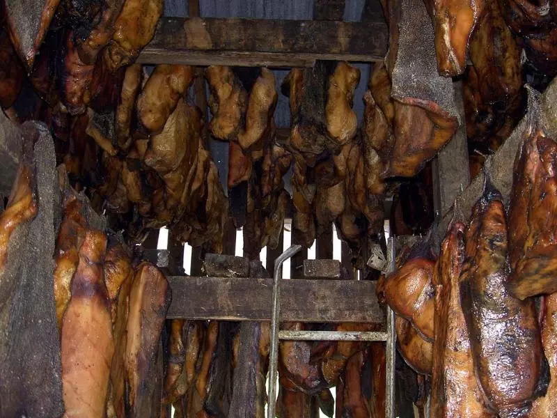 8大冰島的「世界最暗黑料理」 充滿屁味的麵包配發酵鯊魚肉...味道直接穿過你電腦螢幕