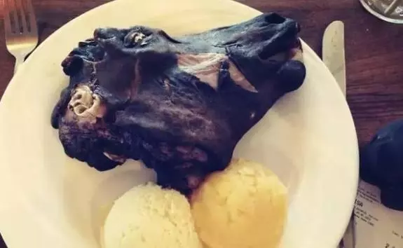 8大冰島的「世界最暗黑料理」 充滿屁味的麵包配發酵鯊魚肉...味道直接穿過你電腦螢幕