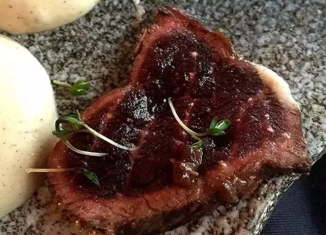 8大冰島的「世界最暗黑料理」 充滿屁味的麵包配發酵鯊魚肉...味道直接穿過你電腦螢幕