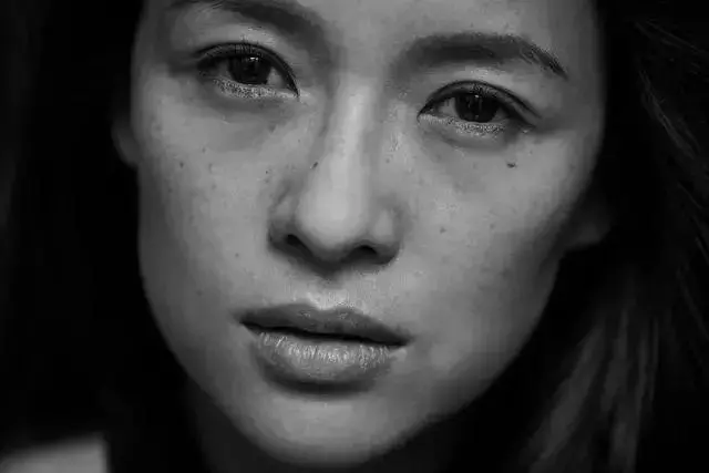 堅持不修圖!好萊塢大咖卻排隊找他拍「最醜的素顏沙龍」 周迅、章子怡真面目全被拍進去