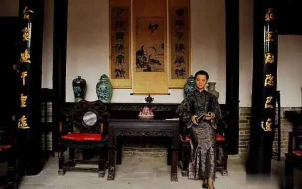 她沒生下一兒半女,丈夫死後她借腹生子,繼承丈夫的千萬家產
