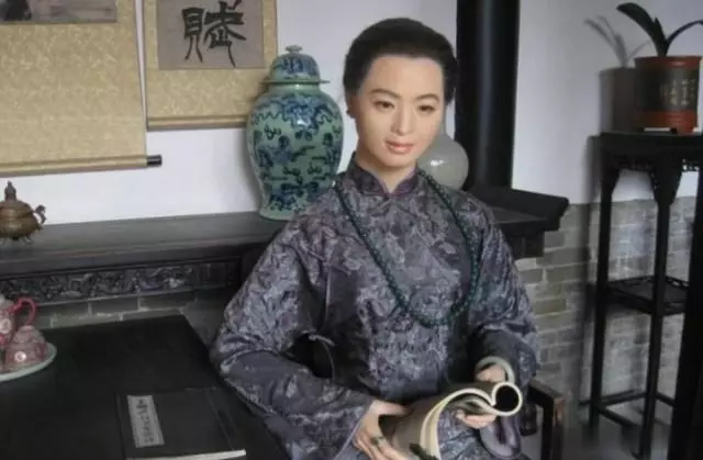 她沒生下一兒半女,丈夫死後她借腹生子,繼承丈夫的千萬家產