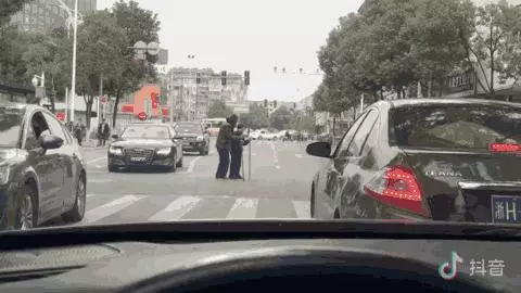 15個「願意再相信人性」的故事!她問:手上的動脈在哪裡? 7000人回答「同樣3個字」