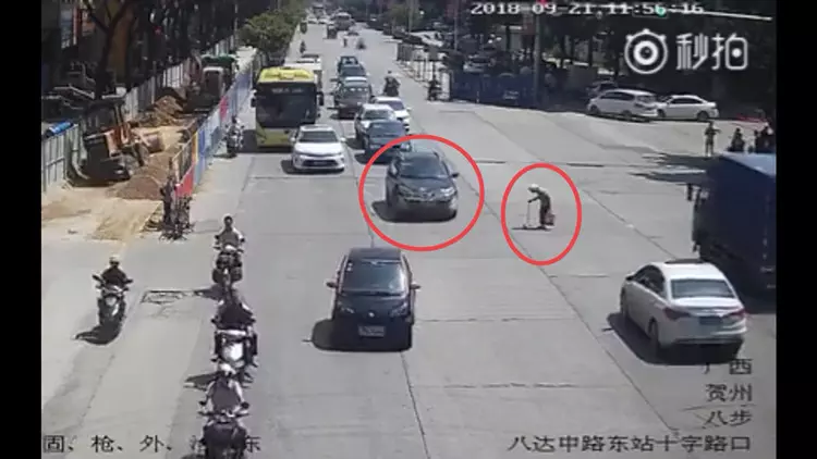 為了讓阿嬤不會撞傷!10個證明愛不一定需要回報「來自陌生人的幫助」溫暖故事