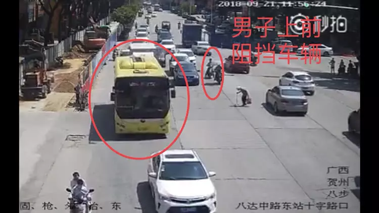為了讓阿嬤不會撞傷!10個證明愛不一定需要回報「來自陌生人的幫助」溫暖故事