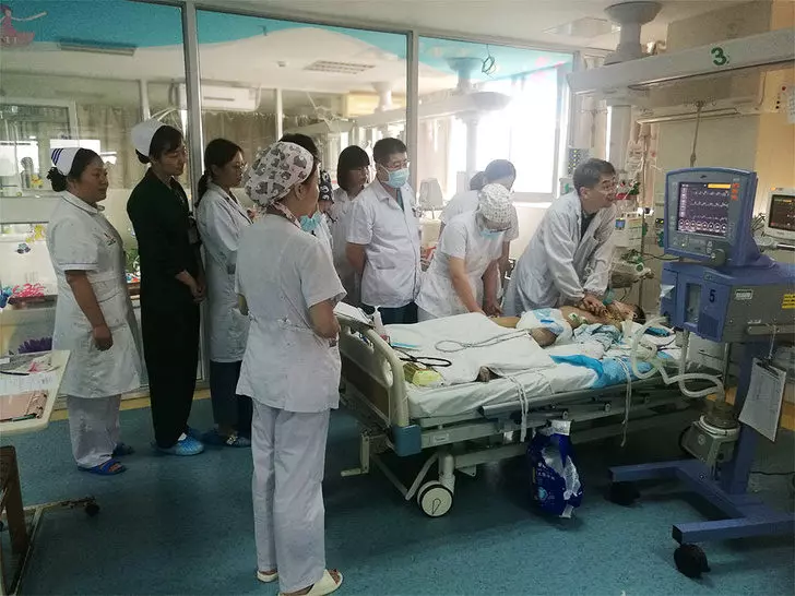 為了讓阿嬤不會撞傷!10個證明愛不一定需要回報「來自陌生人的幫助」溫暖故事