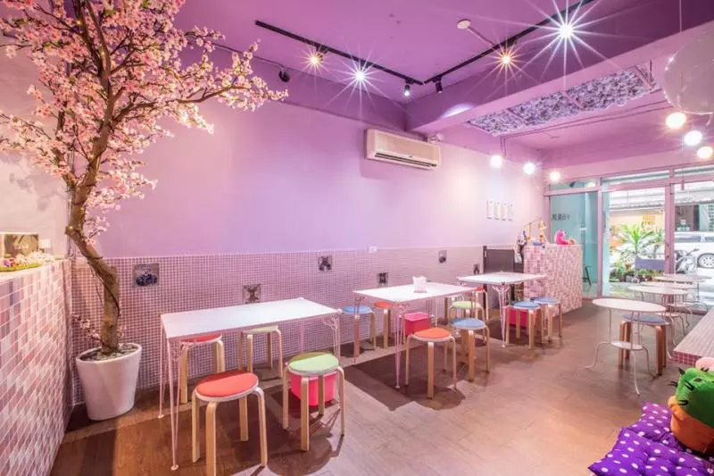 人家等好久...苦臉小花貓坐早午餐店「等吃霸王餐」 網友起鬨:叫牠洗乾淨身體來當工讀生啦!