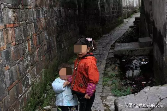 農村母親癱瘓3年後去世,女兒回娘家奔喪,女婿打開冰箱後報警了