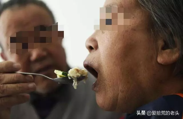 農村母親癱瘓3年後去世,女兒回娘家奔喪,女婿打開冰箱後報警了