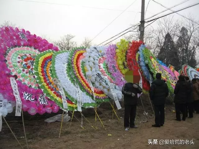 農村母親癱瘓3年後去世,女兒回娘家奔喪,女婿打開冰箱後報警了