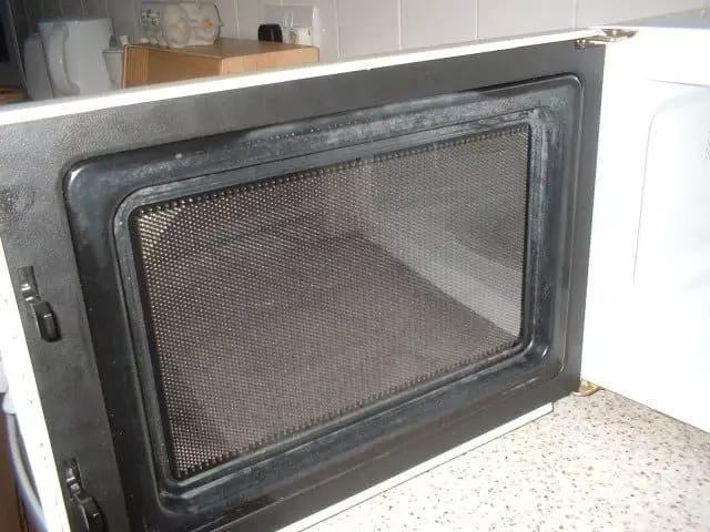 飛機窗戶為什麼有小孔?25個我們過去都在亂用的「日常用品真正用途」