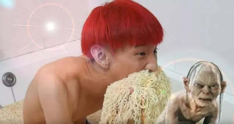 小玉穿泳褲做「400人泡麵」泡澡引眾怒 影片中笑:我就淪落到一年賺400萬啊~