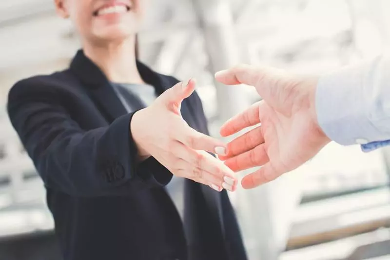 握手前一定要把手掌搓熱!9個「讓對方不敢去討厭你」的心理學小妙招