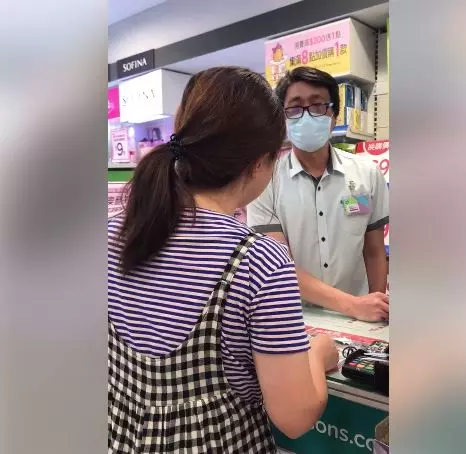 奧客滿天飛片/小屈結帳店員「沒說謝謝」 大嬸拍櫃怒吼:不說我就在這等你下班!