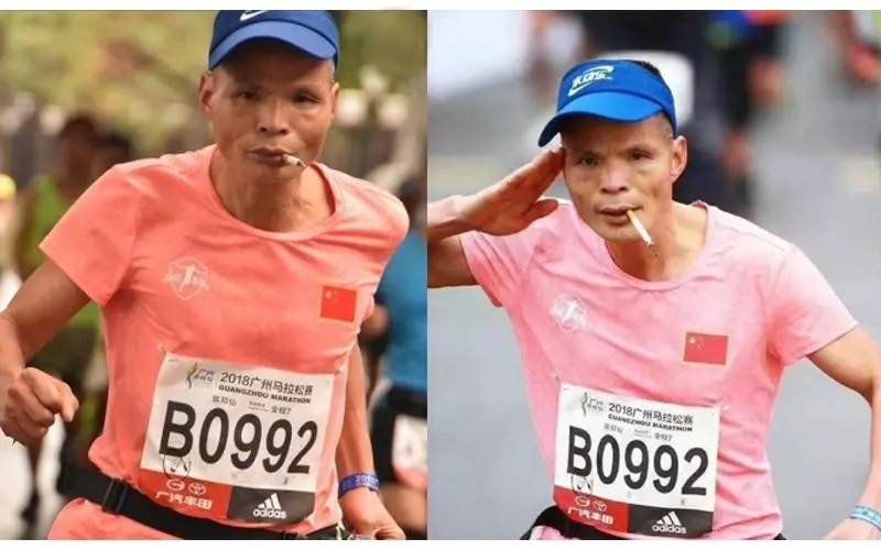 神人「仙哥」轟動廣州!全程邊抽邊跑全馬「3小時41分完賽」:不管抽什麼都來一點!