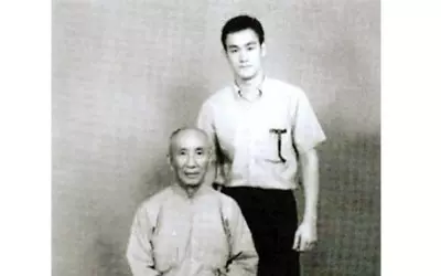 8歲小弟全身肌肉炸出 超猛「單手伏地挺身」1歲時立志當李小龍接班人...網驚:史上第一筋肉男童