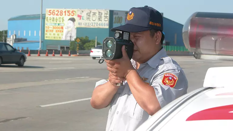 阿嬤受夠家門前成天都有人「飆車超速」超吵 靈機一動拿出這個「秘密武器」:所有人都1秒減速XD