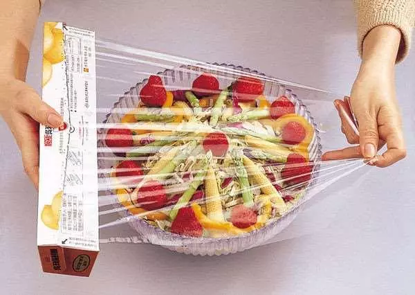 買「保鮮膜」回家只用來包食物,那你就太笨了!這幾個超棒「用途」已流傳好久,可惜都不知道...