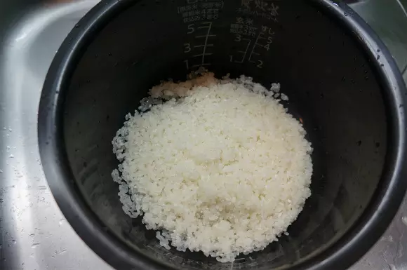 爸爸某天回家突然把OREO加進生米裡面,遭全家嫌棄!沒想到煮好後,小孩大呼:天啊太好吃了!!