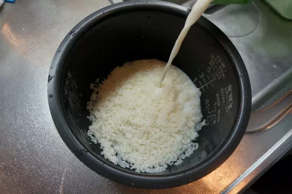 爸爸某天回家突然把OREO加進生米裡面,遭全家嫌棄!沒想到煮好後,小孩大呼:天啊太好吃了!!