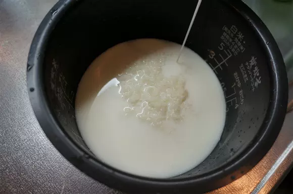 爸爸某天回家突然把OREO加進生米裡面,遭全家嫌棄!沒想到煮好後,小孩大呼:天啊太好吃了!!