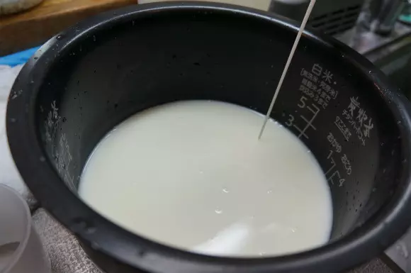 爸爸某天回家突然把OREO加進生米裡面,遭全家嫌棄!沒想到煮好後,小孩大呼:天啊太好吃了!!