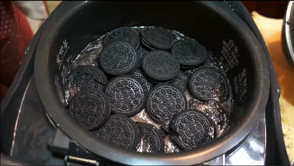 爸爸某天回家突然把OREO加進生米裡面,遭全家嫌棄!沒想到煮好後,小孩大呼:天啊太好吃了!!