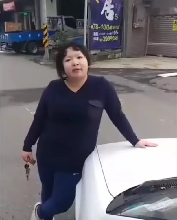 桃園大力女「一秒徒手拆車」開嗆:泥知道我是誰嗎? 車主傻眼「只好叫警察來」最後下場曝光