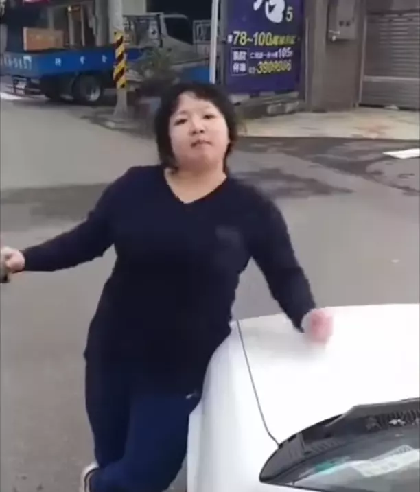 桃園大力女「一秒徒手拆車」開嗆:泥知道我是誰嗎? 車主傻眼「只好叫警察來」最後下場曝光