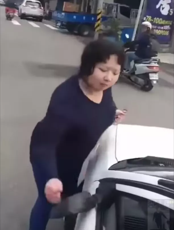 桃園大力女「一秒徒手拆車」開嗆:泥知道我是誰嗎? 車主傻眼「只好叫警察來」最後下場曝光