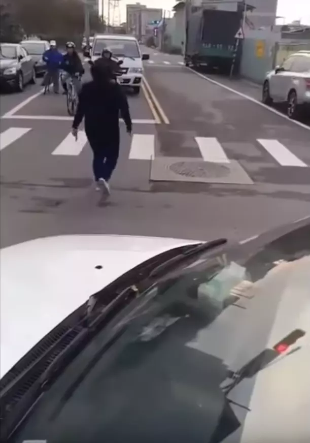 桃園大力女「一秒徒手拆車」開嗆:泥知道我是誰嗎? 車主傻眼「只好叫警察來」最後下場曝光