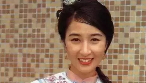 54歲關詠荷素顏帶女兒逛街,面容憔悴頭發枯黃盡顯老態!