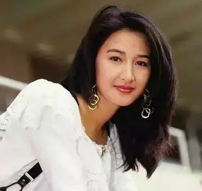 54歲關詠荷素顏帶女兒逛街,面容憔悴頭發枯黃盡顯老態!