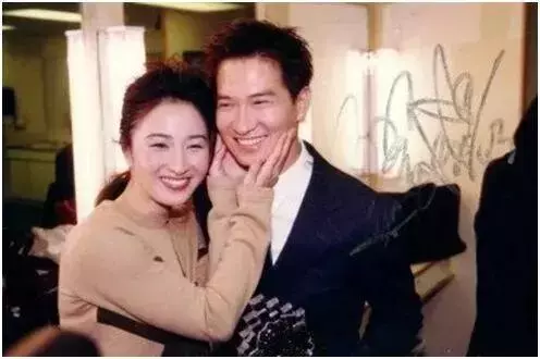 54歲關詠荷素顏帶女兒逛街,面容憔悴頭發枯黃盡顯老態!