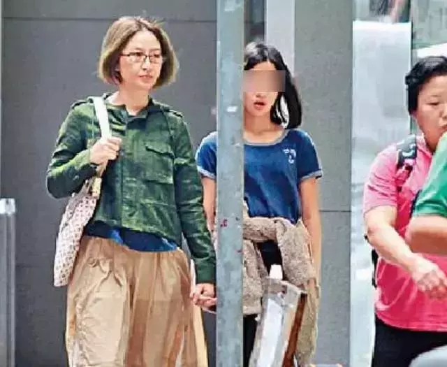 54歲關詠荷素顏帶女兒逛街,面容憔悴頭發枯黃盡顯老態!