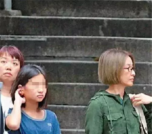 54歲關詠荷素顏帶女兒逛街,面容憔悴頭發枯黃盡顯老態!