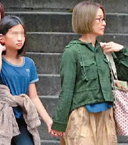 54歲關詠荷素顏帶女兒逛街,面容憔悴頭發枯黃盡顯老態!