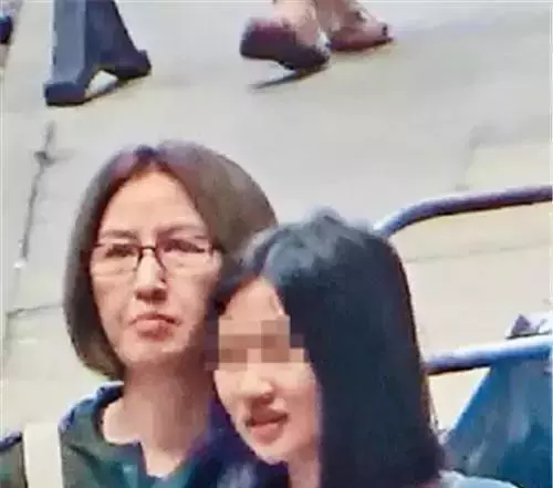 54歲關詠荷素顏帶女兒逛街,面容憔悴頭發枯黃盡顯老態!