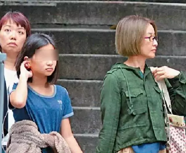 54歲關詠荷素顏帶女兒逛街,面容憔悴頭發枯黃盡顯老態!