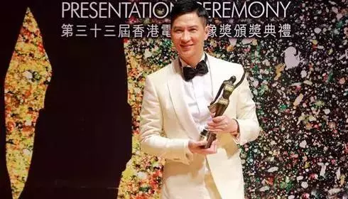54歲關詠荷素顏帶女兒逛街,面容憔悴頭發枯黃盡顯老態!