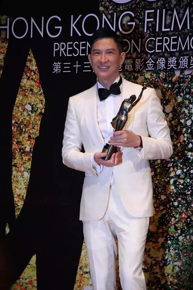 54歲關詠荷素顏帶女兒逛街,面容憔悴頭發枯黃盡顯老態!