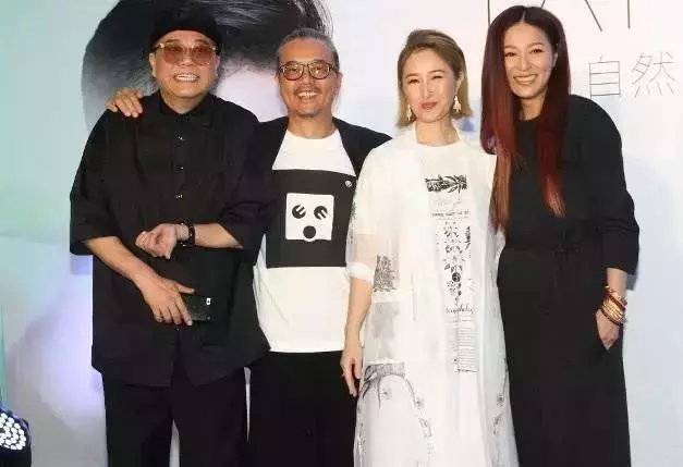 54歲關詠荷素顏帶女兒逛街,面容憔悴頭發枯黃盡顯老態!