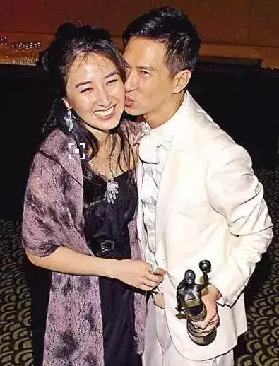 54歲關詠荷素顏帶女兒逛街,面容憔悴頭發枯黃盡顯老態!